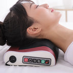 femme qui utilise Oreiller de Massage Cervical